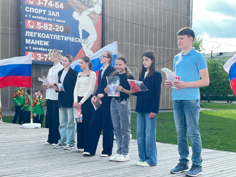 Лицеисты получают паспорта.